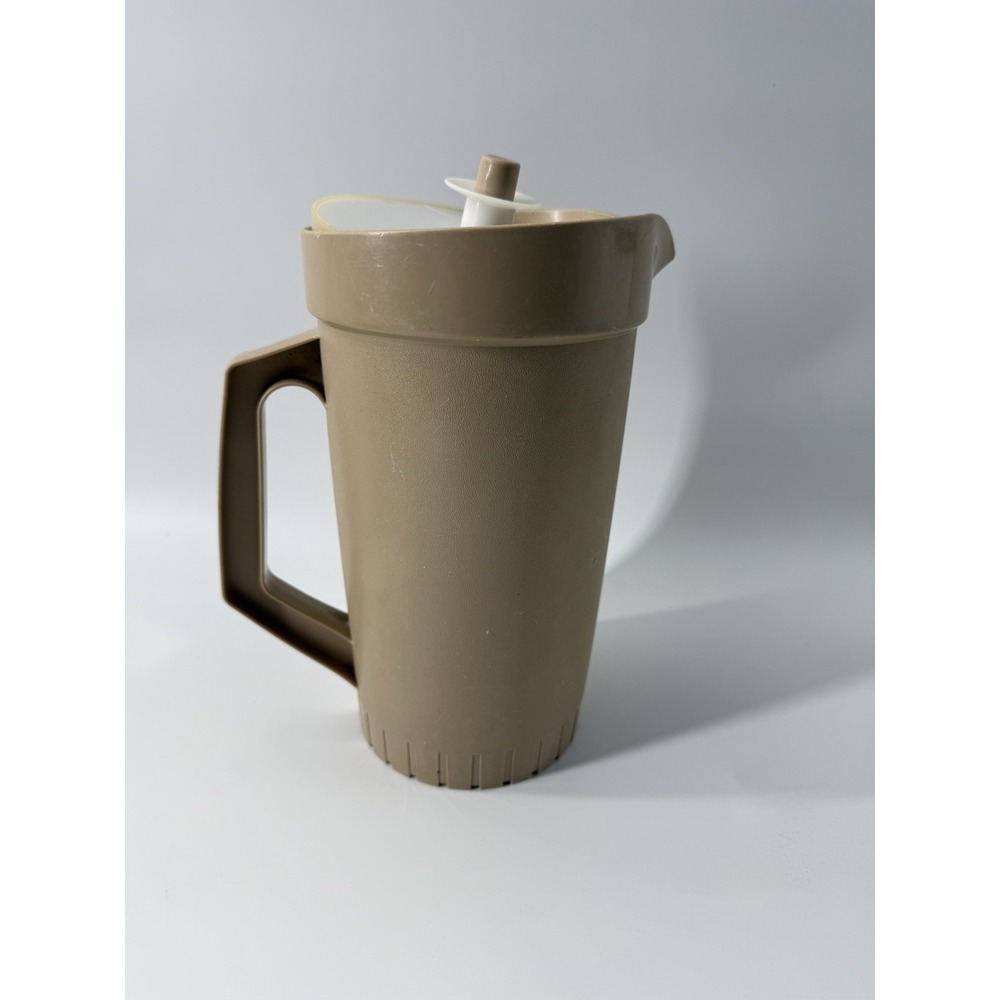 Tupperware 2 Quart Pitcher Solid Beige w/ Push Button Lid #800-10 Vintage